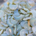 Polierte mondförmige Opalit-Kristallsteine mit irisierendem blau-orangem Glanz - Opal (Synthetisch)