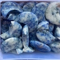 Polierte blaue Sodalith-Halbmond-Steine mit natürlicher weißer Marmor-Textur - Blauer Punkt Jaspis