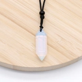 Collana con ciondolo esagonale in opalite e cordino nero intrecciato su base di legno - Opale (Sintetico)