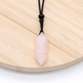 Pendente prismatico esagonale in quarzo rosa naturale con cordino nero intrecciato - Quarzo rosa
