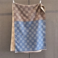 Détail d'une écharpe tricolore avec motif trèfle à quatre feuilles et franges fines - Bleu