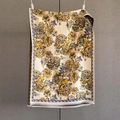 Dettaglio sciarpa jacquard peonia vintage con motivi blu e frange bianche corte - Giallo