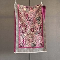 Dettaglio di sciarpa rosa effetto cashmere con motivi paisley e finiture a frange morbide - Rosa Rosso (GSJ-632-Rosa Rosso)