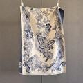 Dettaglio della sciarpa in cashmere paisley con frange delicate e stampa a fiori e farfalle - Azzurro
