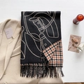 Dettaglio sciarpa in cashmere con stampa cavallo, frange e calda scena autunnale - Nero