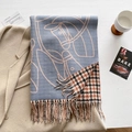 Dettaglio della sciarpa reversibile in finto cashmere con motivo cavallo e pied-de-poule - Blu