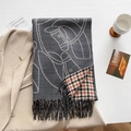 Dettaglio sciarpa in simil-cashmere bifacciale con motivo a cavallo e frange lunghe - grigio scuro