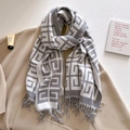 Nahaufnahme des grau-weißen Jacquard-Schals aus Kaschmirimitat mit feinen Fransen - 200*60cm / Hellgrau