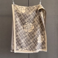 Gros plan du motif de camélia élégant sur une écharpe pashmina à rayures et franges - Kaki / 186*70cm