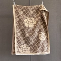 Détail rapproché des franges et de la texture en maille du foulard à fleurs de camélia - Chameau / 186*70cm