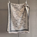 Detalle del chal tipo cachemira con intrincados motivos jacquard de cachemira y conchas - Gris