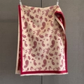 Detailansicht des Winter-Jacquardschals mit Paisleymuster und roten Fransenkanten - Rot