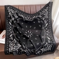 Großes quadratisches Tuch mit schwarzem Paisley-Muster auf einem Ledersofa drapiert - 90x90cm / Schwarz