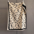 Detailansicht des beigen und schwarzen Paisley-Jacquard-Stoffs mit Fransenkanten - Schwarz