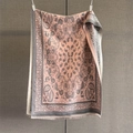 Dettaglio della sciarpa jacquard rosa con motivi paisley e bordi con frange sottili - 192*67cm / Rosa antico
