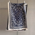 Dettaglio della sciarpa jacquard vintage con motivo paisley e frange blu navy e beige - 192*67cm / Blu scuro