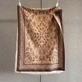 Dettaglio di sciarpa jacquard con motivo paisley, frange bianche e maglia bicolore - 192*67cm / Caffè