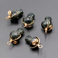 Set de 5 colgantes de hongo en ágata verde con alambre dorado y ganchos metálicos - Piedra de Gorrión