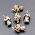 Cinco colgantes de hongo en piedra natural con alambre dorado para joyería - Jaspe dálmata