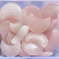 Polierte Mond-Halbmonde aus Rosenquarz-Naturstein in sanftem Rosa-Farbton - Rosenquarz