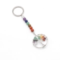 Porte-clés arbre de vie en argent avec perles de 7 chakras en pierres naturelles sur fond blanc - Pierre arc-en-ciel