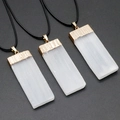 Tres colgantes rectangulares de selenita blanca con borde dorado en cordón negro - Dorado