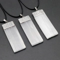Tres colgantes rectangulares de selenita blanca con cierres de metal en cordones negros - Plateado