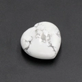 Pierre de howlite blanche polie en forme de cœur avec texture marbrée naturelle - Howlite