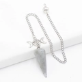 Kegelförmiges Labradorit-Kristallpendel mit Dreifachmond-Göttin-Silbermetallkette - Labradorit