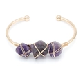 Brazalete abierto dorado vintage con tres piedras de amatista natural y diseño de alambre - Amatista