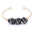 Brazalete dorado ajustable con tres cristales negros naturales envueltos en alambre - Turmalina Negra