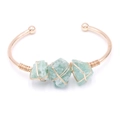 Brazalete vintage dorado con tres piedras de cristal verde en bruto envueltas en alambre - Fluorita Verde