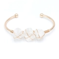 Goldenes Manschettenarmband mit rohen weißen Kristall-Edelsteinen und Drahtwicklung - Weiß Kristall
