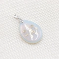 Pendentif goutte en opale blanche avec gravure dorée de méditation yoga et chakras - Opale (Synthétique)