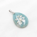 Collier goutte en amazonite avec silhouette de méditation dorée et symboles chakra - Amazonite