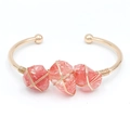 Goldenes offenes C-Armband mit drei rosafarbenen rohen Quarzkristallsteinen verziert - Geschmolzenes Wassermelonenrot