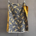 Détail du motif paisley sur une écharpe en cachemire bicolore gris et jaune avec franges - Gris foncé