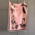 Dettaglio della trama jacquard con foglie di ginkgo e frange sulla sciarpa rosa - Rosa
