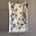 Dettaglio di sciarpa pashmina con motivi a foglie di ginkgo ed eleganti frange a due lati - Blu