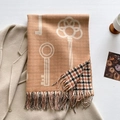 Warmer Kaschmir-Schal mit Vintage-Schlüssel-Jacquard und Hahnentrittmuster in warmem Camel - Ingwergelb