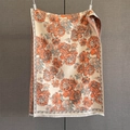Dettagli della trama della sciarpa in cashmere beige con motivi floreali arancioni e frange - Rosso Arancio