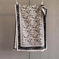 Chal grueso de cachemira blanco y negro con estampado de conchas y detalles de flecos - Negro