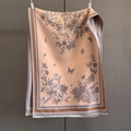 Dettaglio della trama jacquard a farfalla e dei bordi sfrangiati sullo scialle rosa - Blu Rosa (GSJ-657)