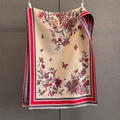 Dettaglio dello scialle vintage effetto cashmere con motivi floreali e nappe raffinate - Scarlatto (GSJ-657)