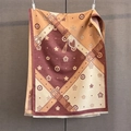 Dettaglio dei motivi geometrici e delle frange sottili sulla sciarpa jacquard - 185*67cm / Cuoio