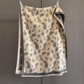 Beigefarbener und dunkelgrauer Paisley-Jacquard-Schal mit Fransen und weicher Textur - Grau
