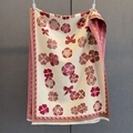 Détail de motifs floraux et nœuds avec de fines franges sur l'écharpe en cachemire - Rose