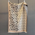 Primer plano de bufanda tacto cachemira con jacquard paisley y detalles de flecos - 190*65cm / Negro Beige