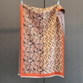 Détail de l'écharpe en jacquard cachemire à motifs paisley avec bordure orange et franges - 190*65cm / Beige Gris