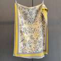 Detalle de bufanda con estampado de pájaros, bordes amarillos y flecos decorativos - Borde Amarillo